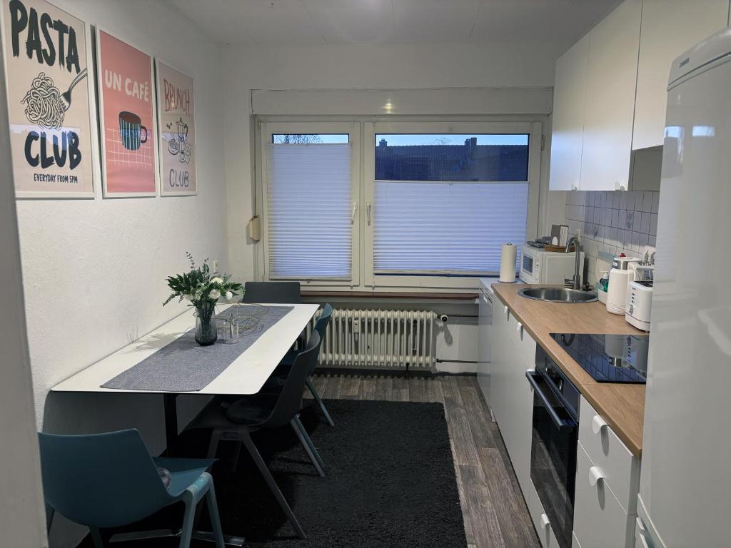 een kleine keuken met een aanrecht en een raam bij Tetzlaff - Ferienwohnungen am Deister, FeWo 1 mit Balkon in Bad Münder am Deister