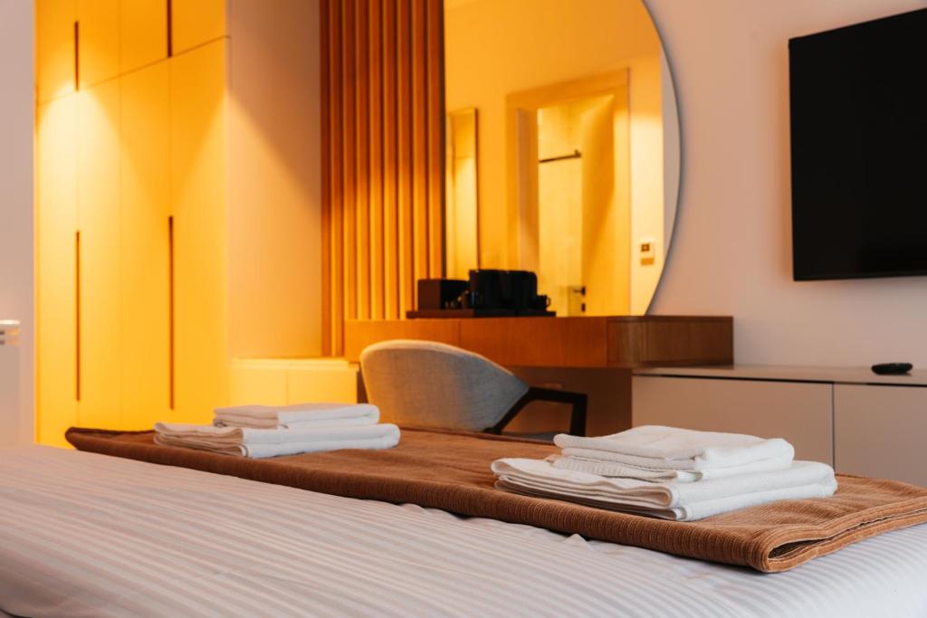 een hotelkamer met een bed en een spiegel bij Hotel Nordik in Motički Gaj