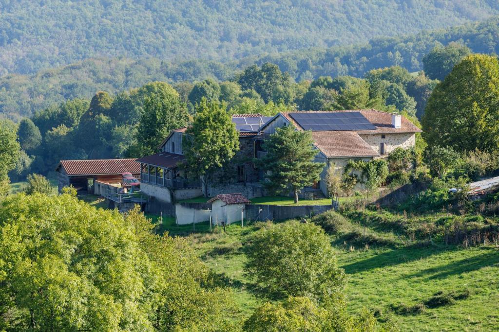une vue aérienne d'une maison sur une colline dans l'établissement Gite de Marbois, 