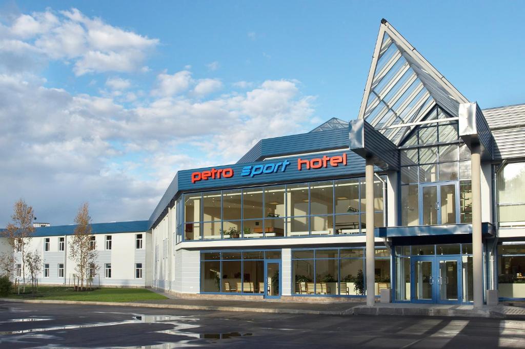 un bâtiment avec un panneau à l'avant dans l'établissement Petro Sport Hotel, à Saint-Pétersbourg