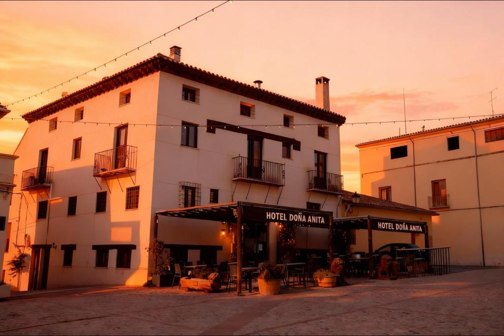ein großes weißes Gebäude mit einem Restaurant davor in der Unterkunft Hotel Restaurante Doña Anita in Requena