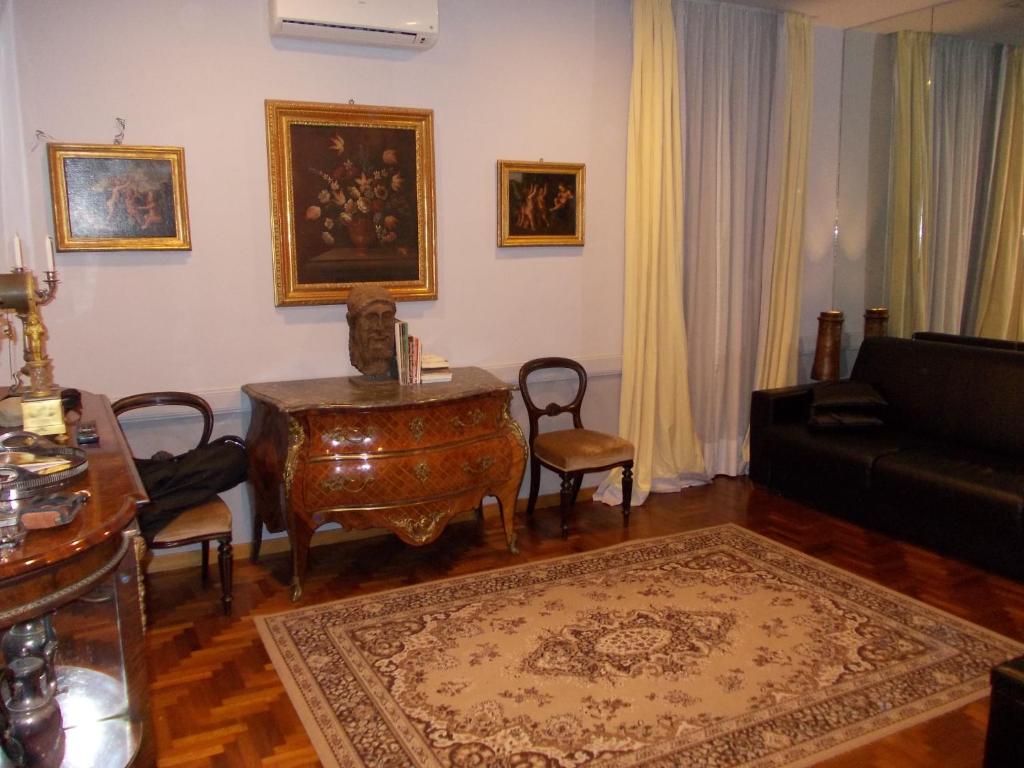 uma sala de estar com uma mesa e cadeiras e um sofá em Luxury ai Banchi Nuovi em Roma