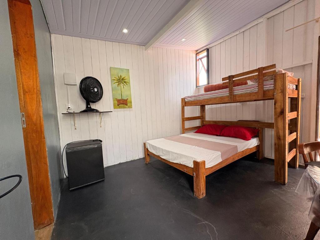 een slaapkamer met 2 stapelbedden en een ventilator bij Chalé Black no Sul da Ilha in Florianópolis
