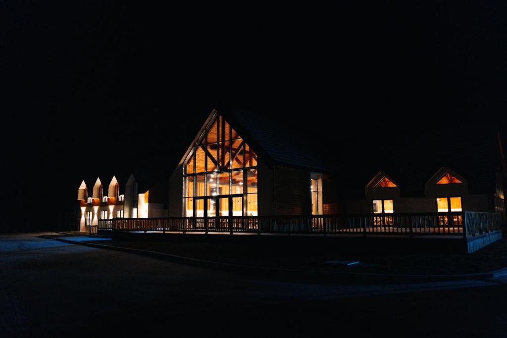 een groot gebouw met ramen in de nacht bij Hotel Nordik in Motički Gaj