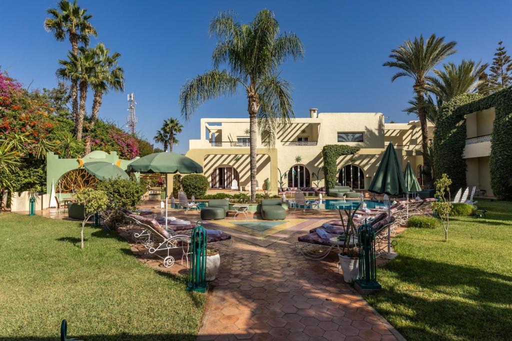 ein Resort mit Swimmingpool und Palmen in der Unterkunft Villa Riadana in Agadir