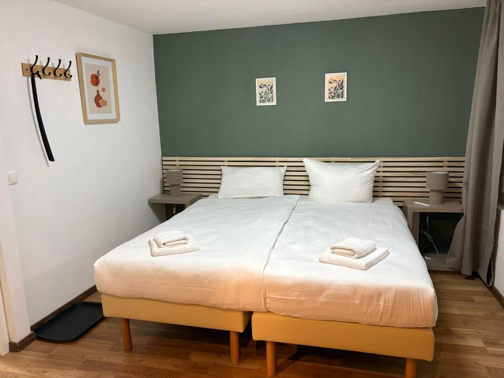 Postel nebo postele na pokoji v ubytování Neues Apartmenthaus mit 4 Wohnungen im Zentrum