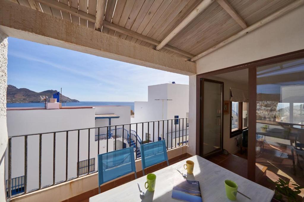 a balcony with a table and chairs on a building at Rhea in San José