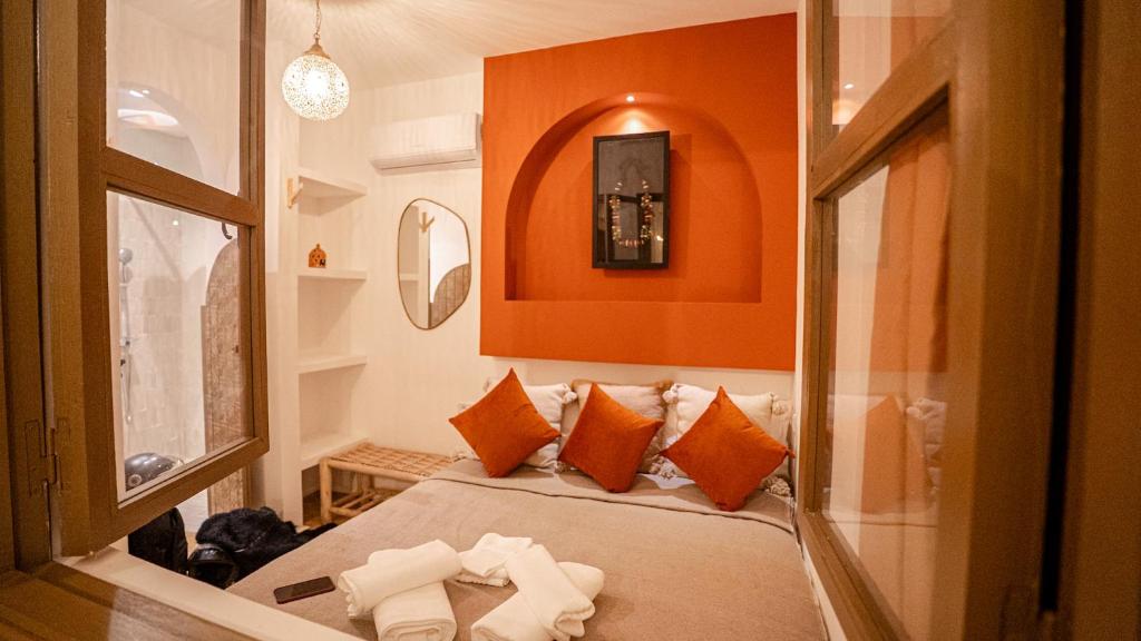 En eller flere senge i et værelse på Riad Alaya by Maison Amellal