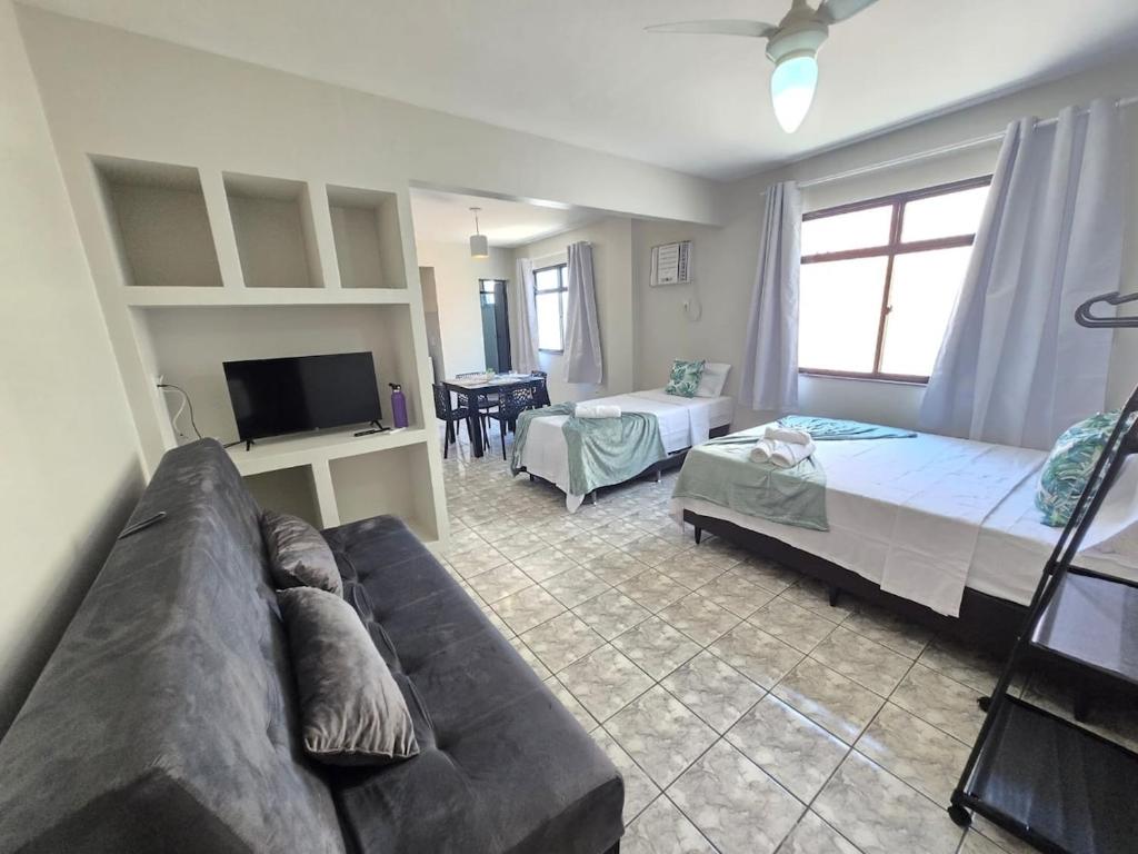 Een bed of bedden in een kamer bij Loft Recanto Dos Cavalheiros! Com Ar Condicionado!