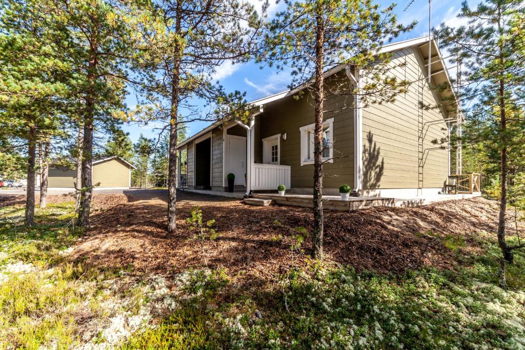 uma casa na floresta com árvores em Kalajoki Apartments em Kalajoki