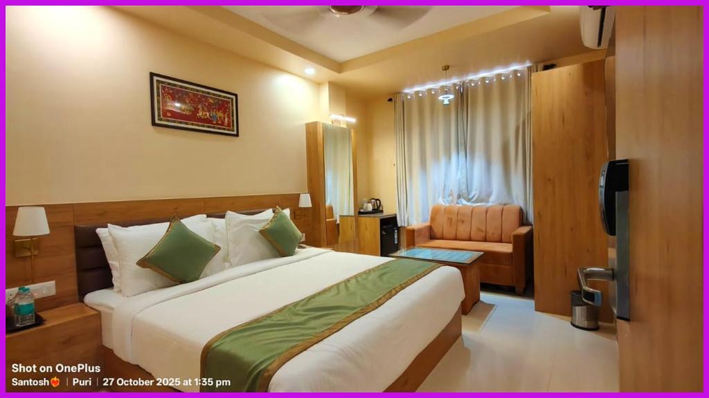 En eller flere senge i et værelse på Hotel Arnika Wormwood Premium Inn Near Sea Beach - Free Parking- Restaurant- Luxuaray Rooms - Prime Location- - Best Hotel