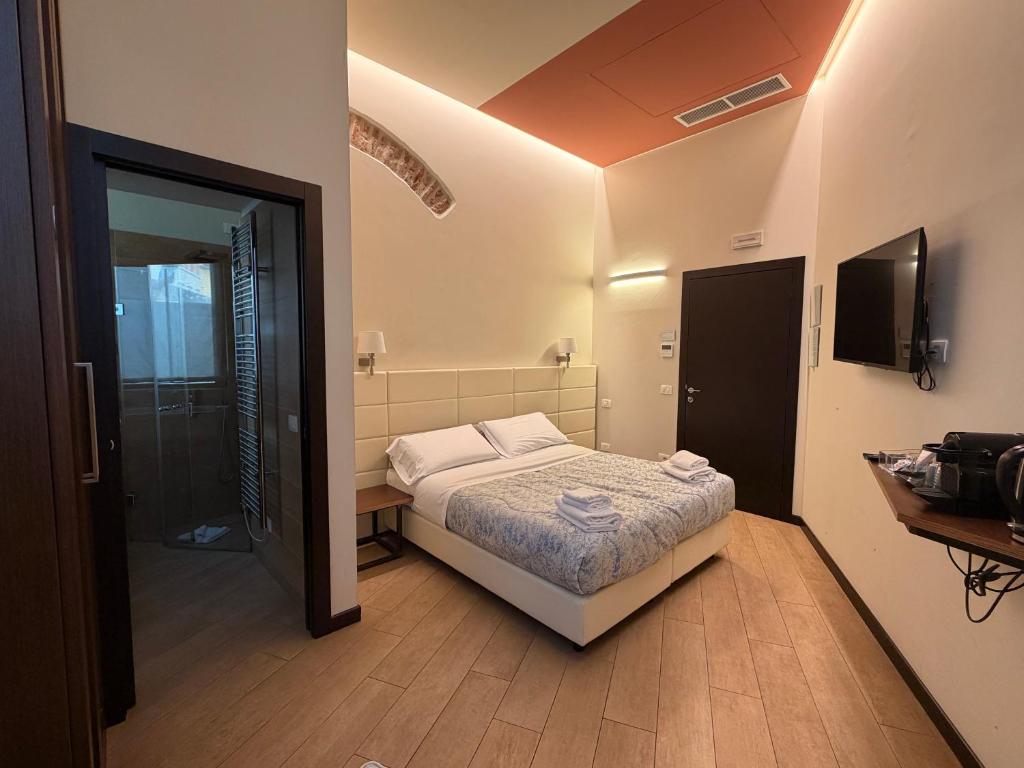 una camera da letto con un letto e una televisione di Arena Luxury Suite a Verona