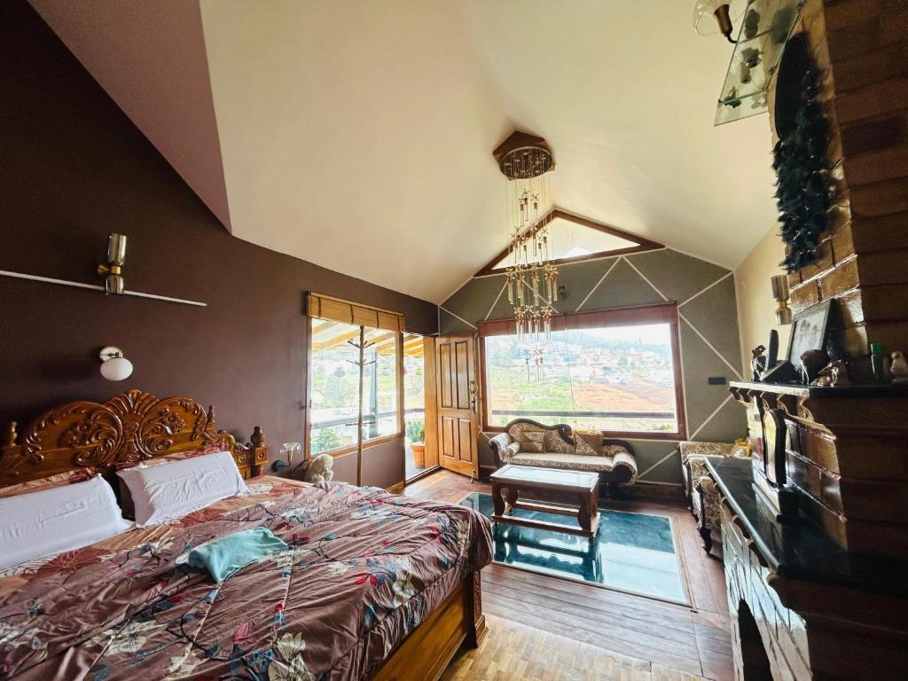 une chambre avec un lit et une grande fenêtre dans l'établissement Valley homes, à Ooty
