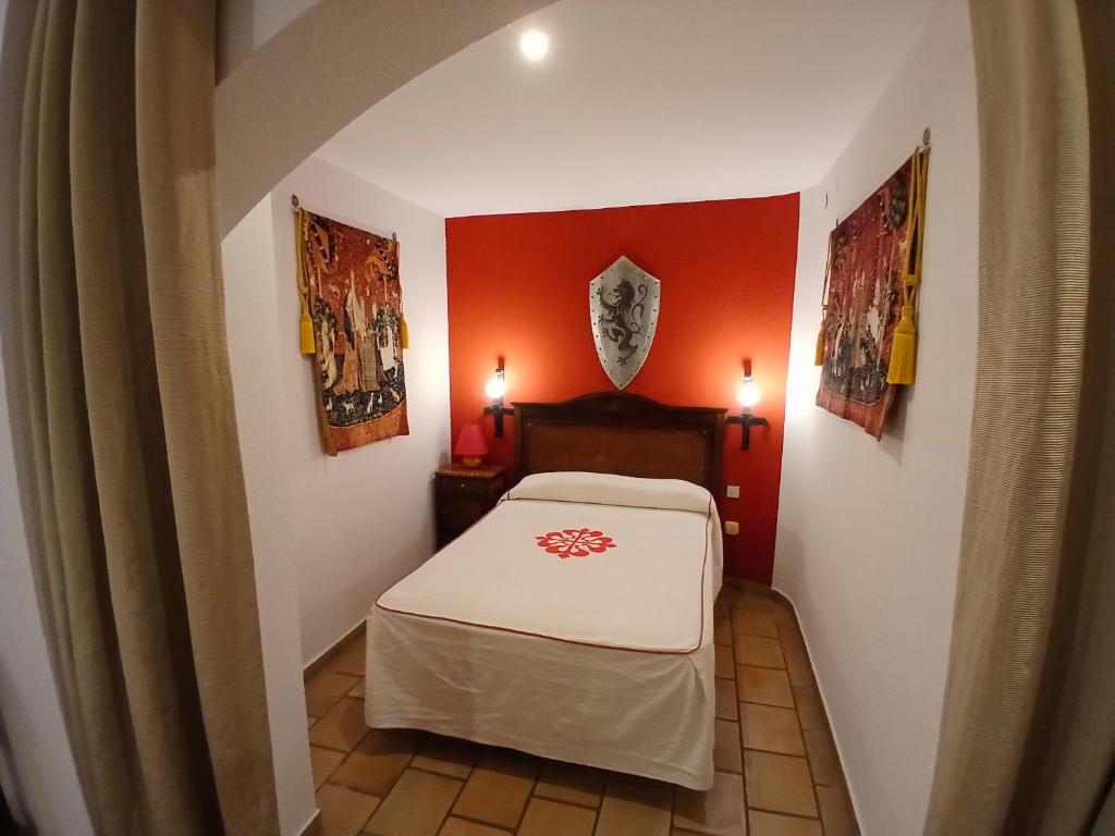 En eller flere senge i et værelse på Hotel Rural Hospedería de los Calatravos