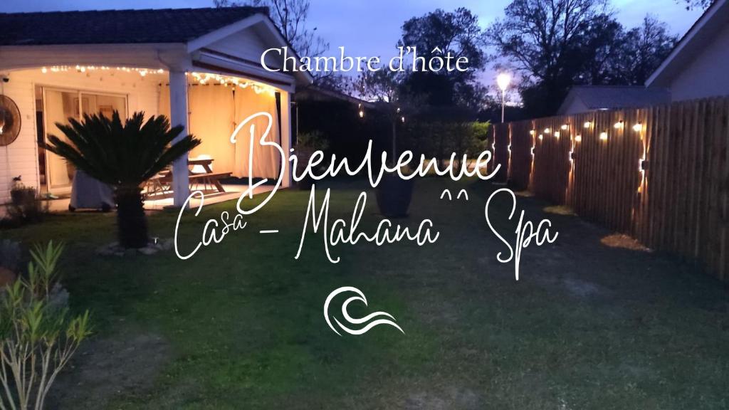 ein Bild von einem Haus mit Lichtern im Garten in der Unterkunft Casa Mahana spa in Saugnacq-et-Muret