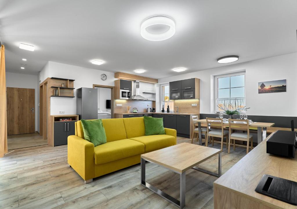 een woonkamer met een gele bank en een tafel bij George 01 by Mountain ways in Kovářská