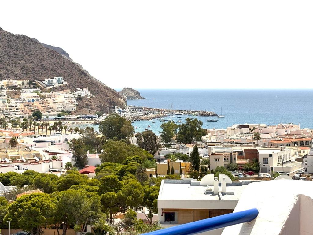 vista su una città e sull'oceano di Atalaya Blanca a San José