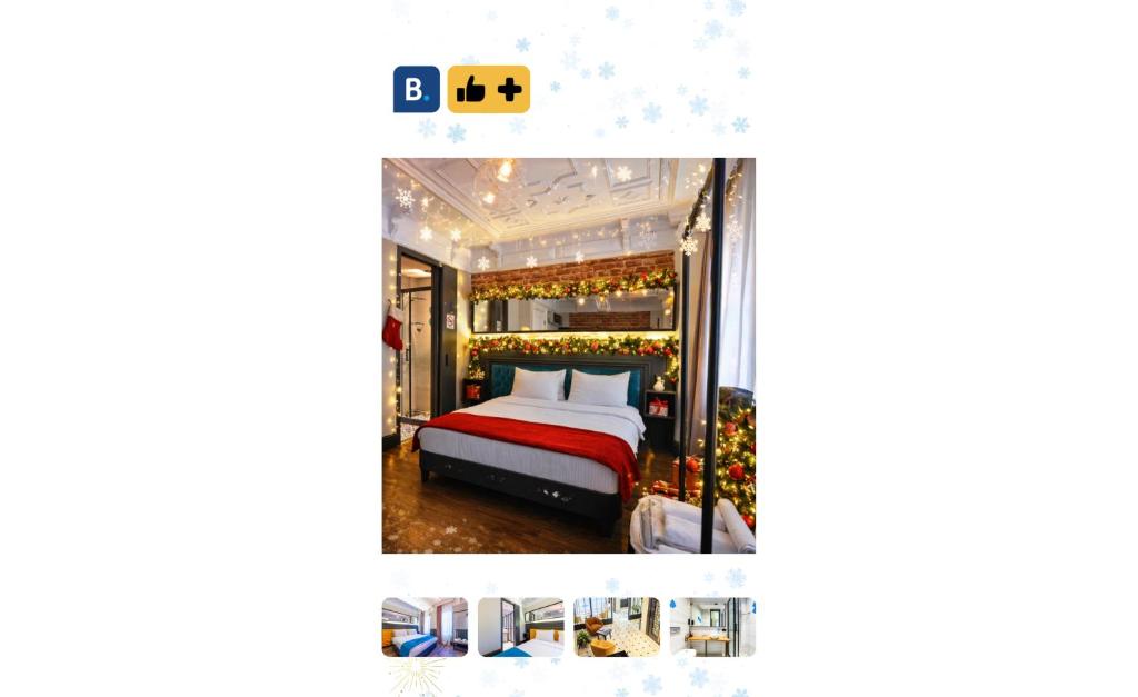 een hotelkamer met een bed en kerstversieringen bij Taksim Avenue in Istanbul