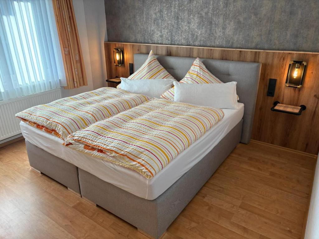 Giường trong phòng chung tại Gemütliche Ferienwohnung in der Lüneburger Heide