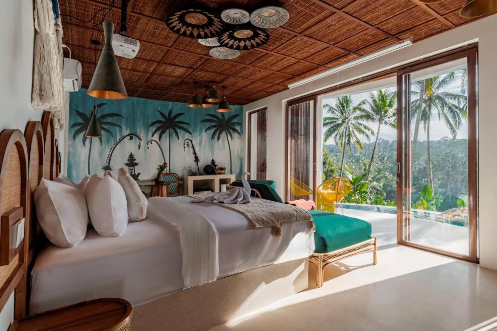 een slaapkamer met een groot bed en een groot raam bij Woywoy Escape Bresela Adults Only in Tegalalang