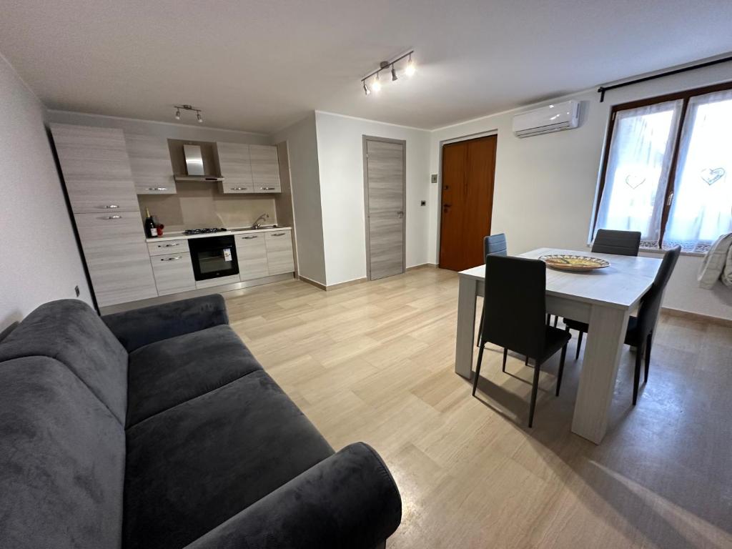 een woonkamer met een bank en een tafel bij La casa di Giulia in Apricena