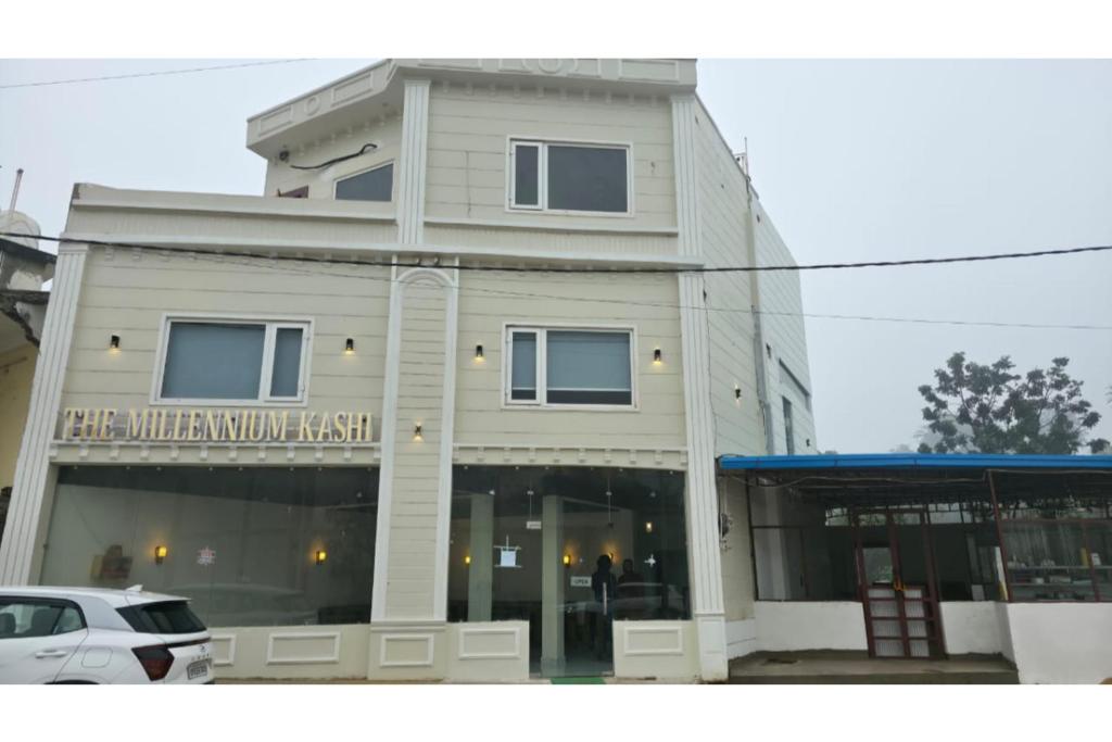 een gebouw met een auto ervoor geparkeerd bij The Millennium Kashi Hotel in Varanasi