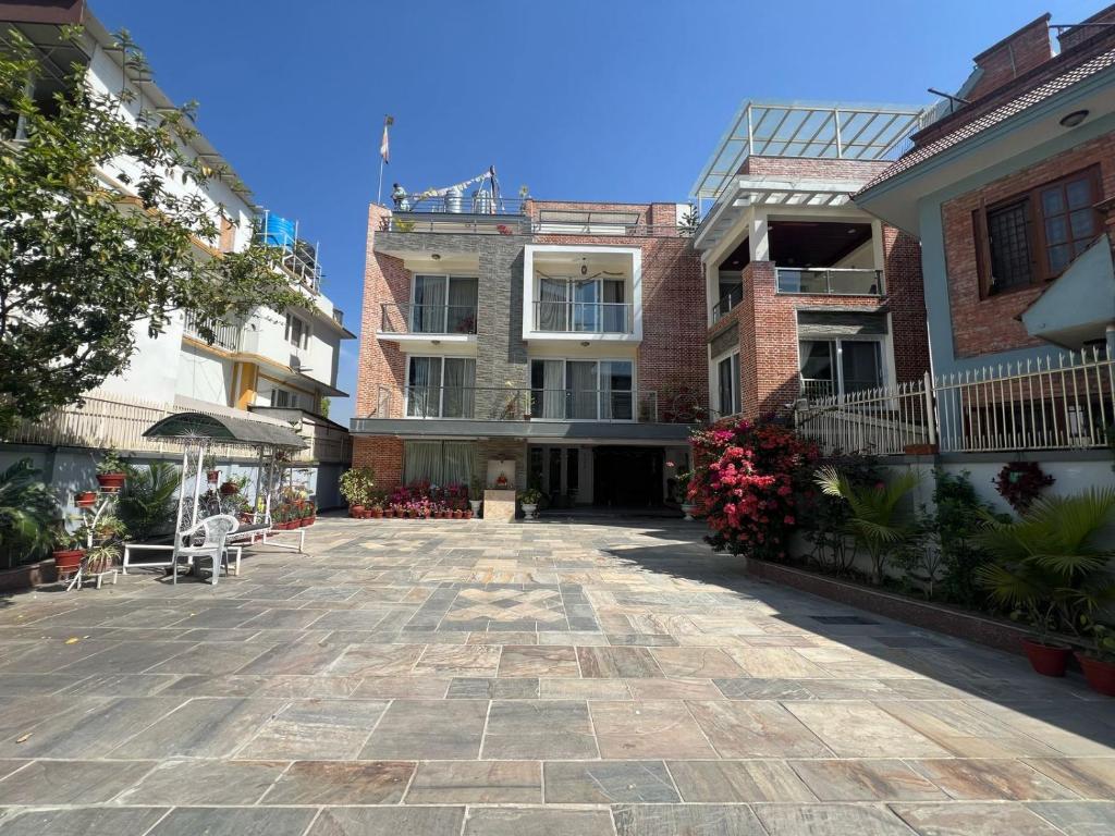 une cour vide d'un immeuble d'appartements avec terrasse dans l'établissement Triluna Apartments, à Pātan