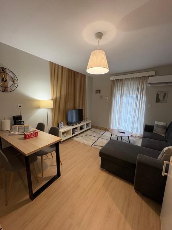 een woonkamer met een bank en een tafel bij G&M Home in Elassona