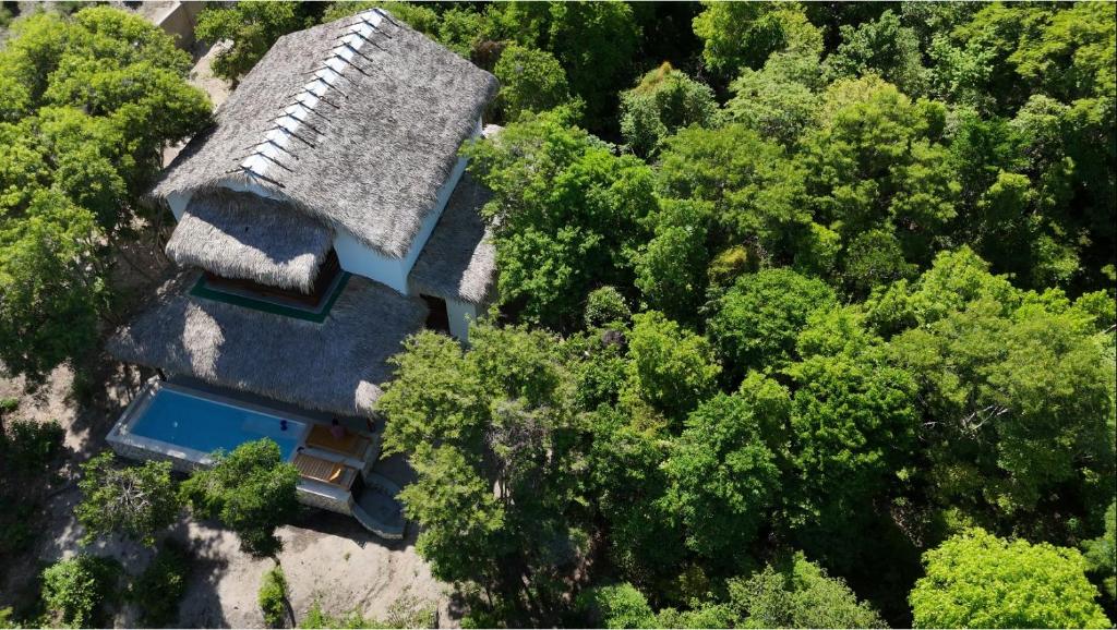 eine Draufsicht auf ein Haus im Wald in der Unterkunft Mangrov'Evasion in Mahajanga