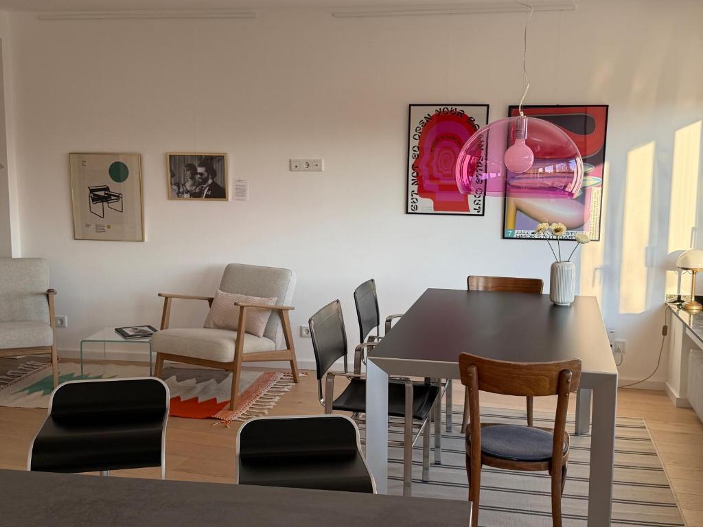 een eetkamer met een tafel en stoelen bij Silk House - Designerwohnung nahe Düsseldorf in Krefeld