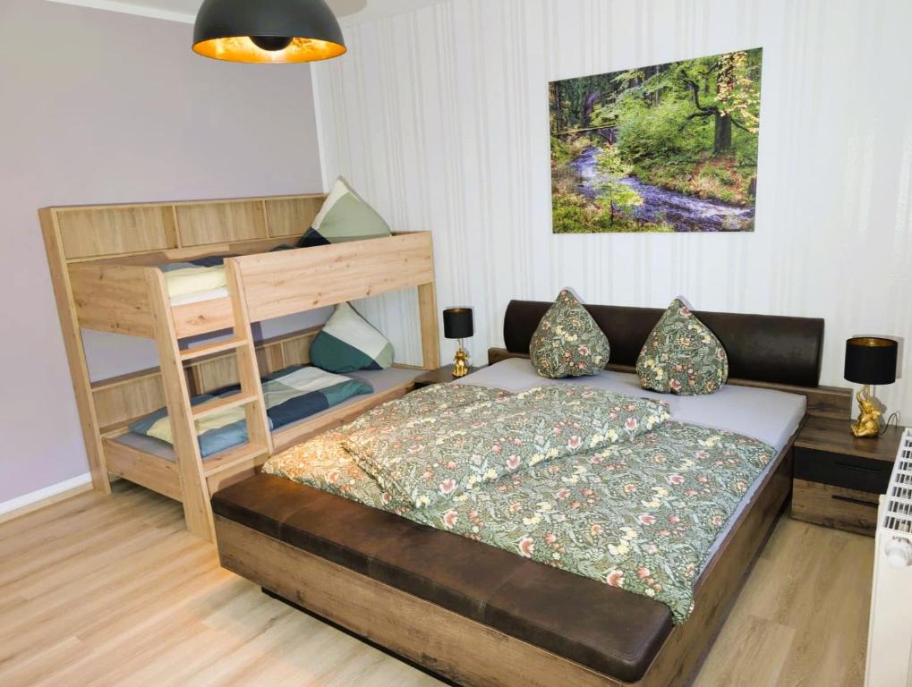 En eller flere senge i et værelse på 65m² Ferienwohnung zwischen Skiarena & Saunawelt