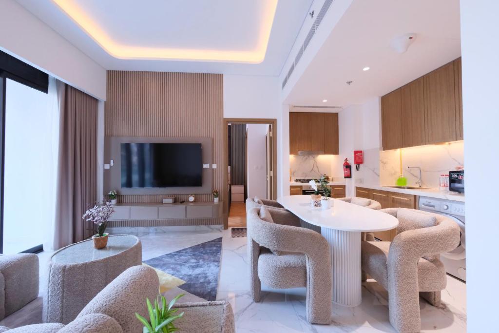 Modern 2BR Retreat Azizi Riviera 61 Square, Dubai (updated prices 2026)