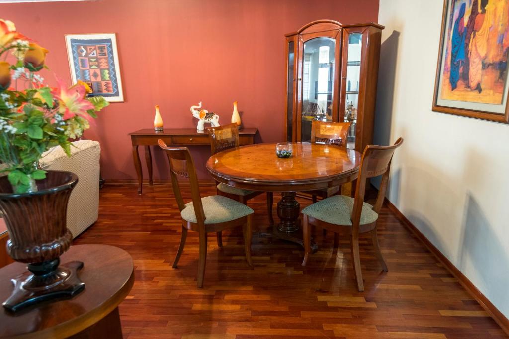 comedor con mesa de madera y sillas en Departamento Temporal Pardo, en Lima