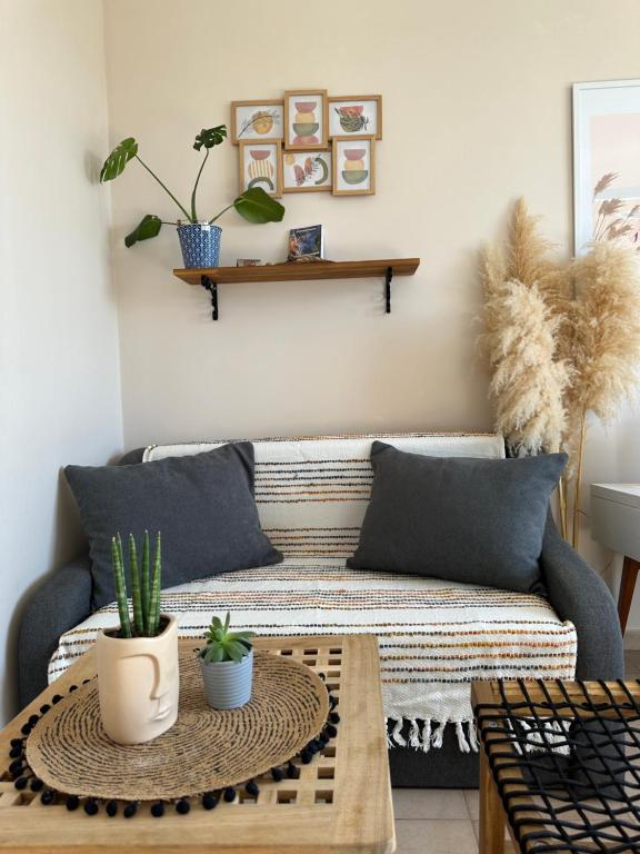 ein Wohnzimmer mit Sofa und Tisch in der Unterkunft Studio Seaven, Lozenets in Lozenets