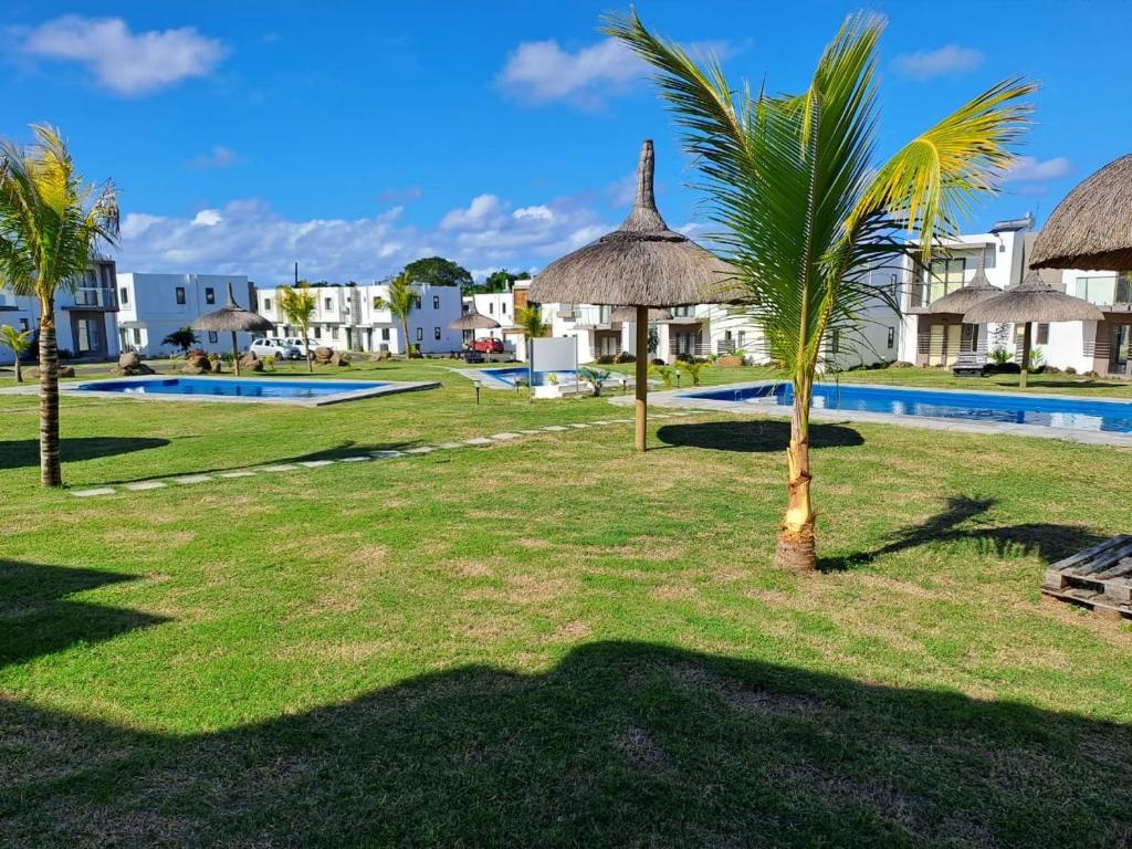 Swimmingpoolen hos eller tæt på Modern 2BR Escape with 3 Pools at Mystic 7 Grand Gaube