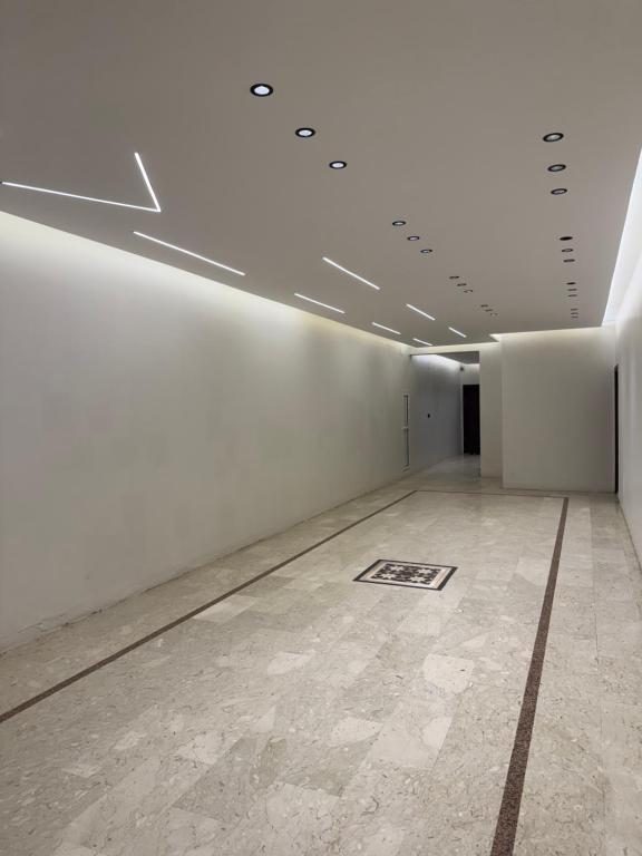 ein Raum mit weißen Wänden und Fliesenboden in der Unterkunft comfortable hotel Jeddah in Dschidda