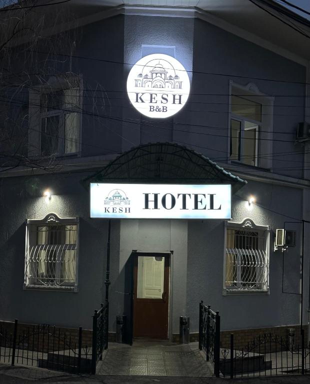 塔什干Kesh Hotel的建筑物正面的酒店标志