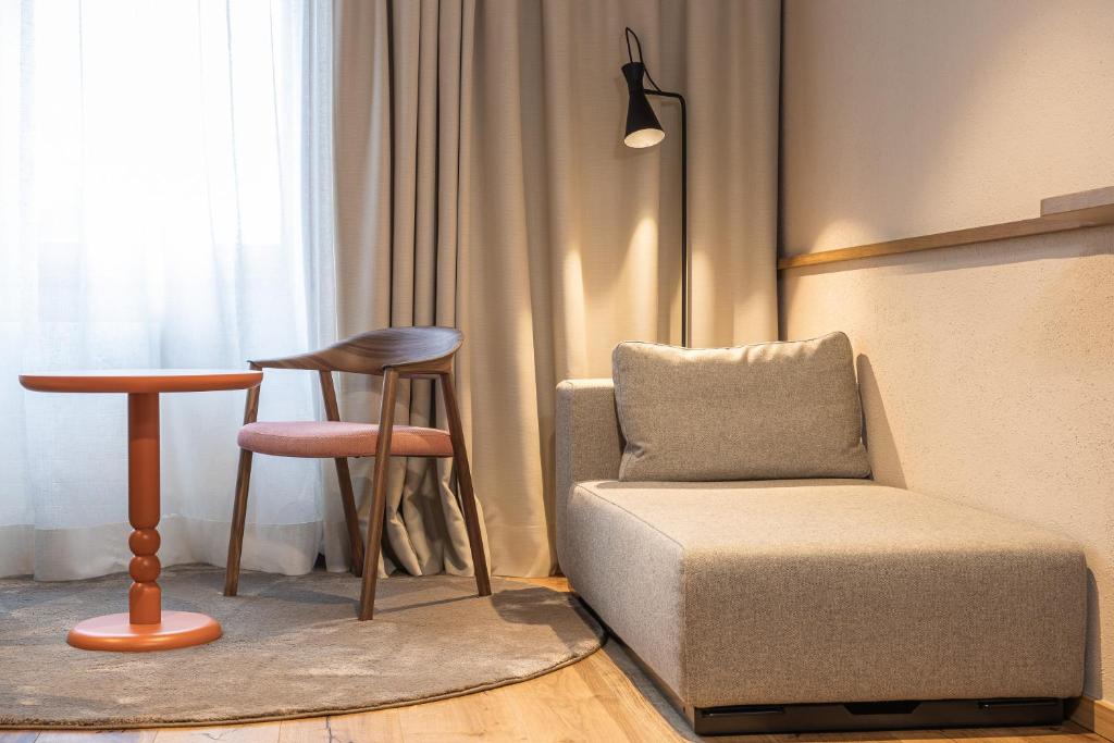 Upside Down Town Hotel Neue Post - 6