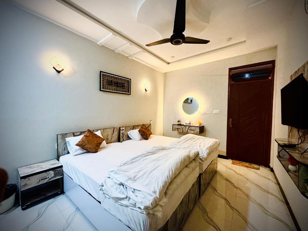 Giường trong phòng chung tại Nizam luxury inn guest house