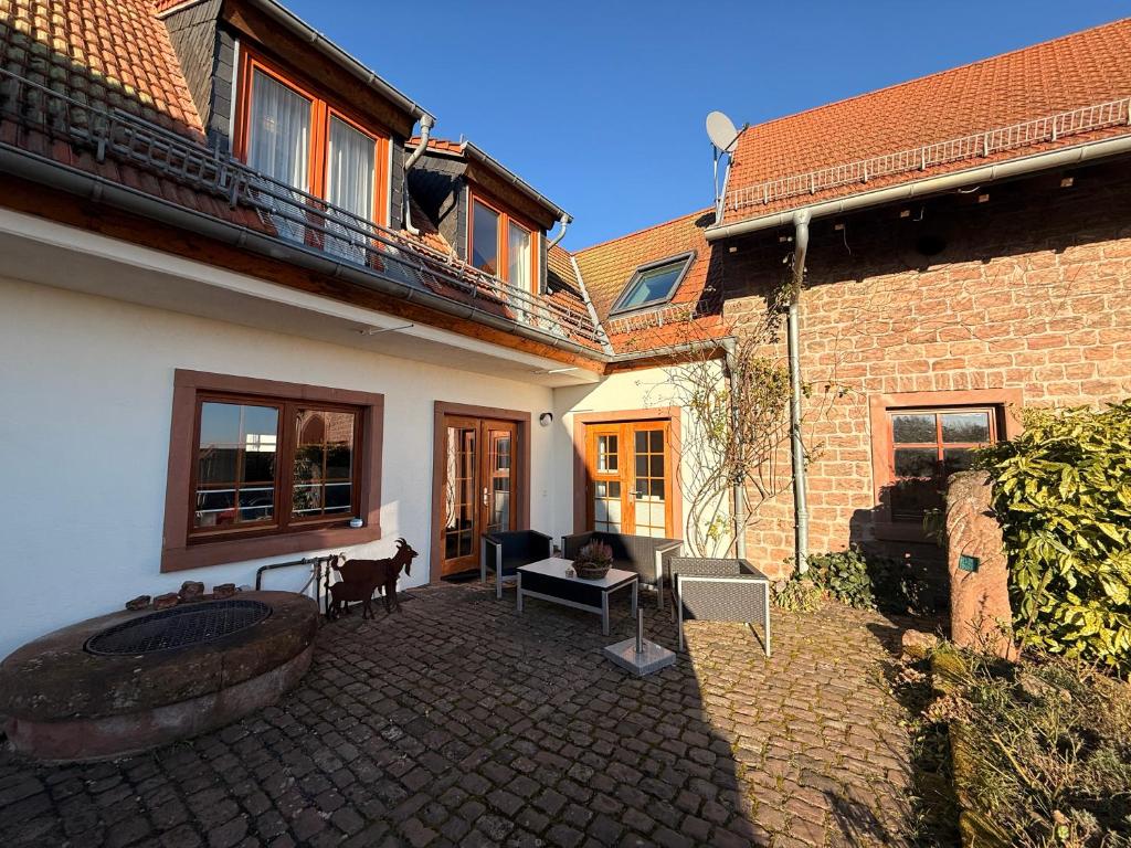 ein Innenhof eines Hauses mit einem Whirlpool in der Unterkunft Ferienwohnung Seetalblick in Geiselberg