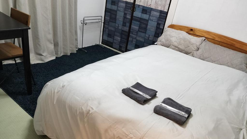 Postel nebo postele na pokoji v ubytování Room104ゲストハウスイン湯河原元芸子の宿