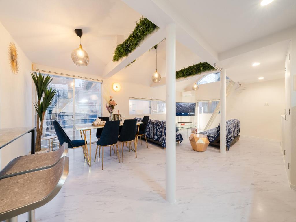 Shibuya 10min , 2min walk to Shirokanedai Sta , 70sqm House ,Family Friendly ,Queen Bed, Switch , Free Wi-Fi, PocketWi-Fi