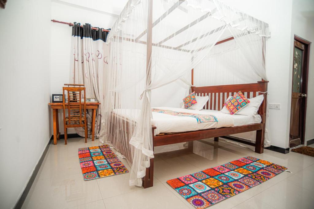 een slaapkamer met een bed met een klamboe bij Villa Prime Time Unawatuna in Unawatuna