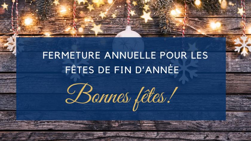 une pancarte sur un mur en bois avec des lumières de Noël dans l'établissement Hôtel Paul Riquet, à Béziers