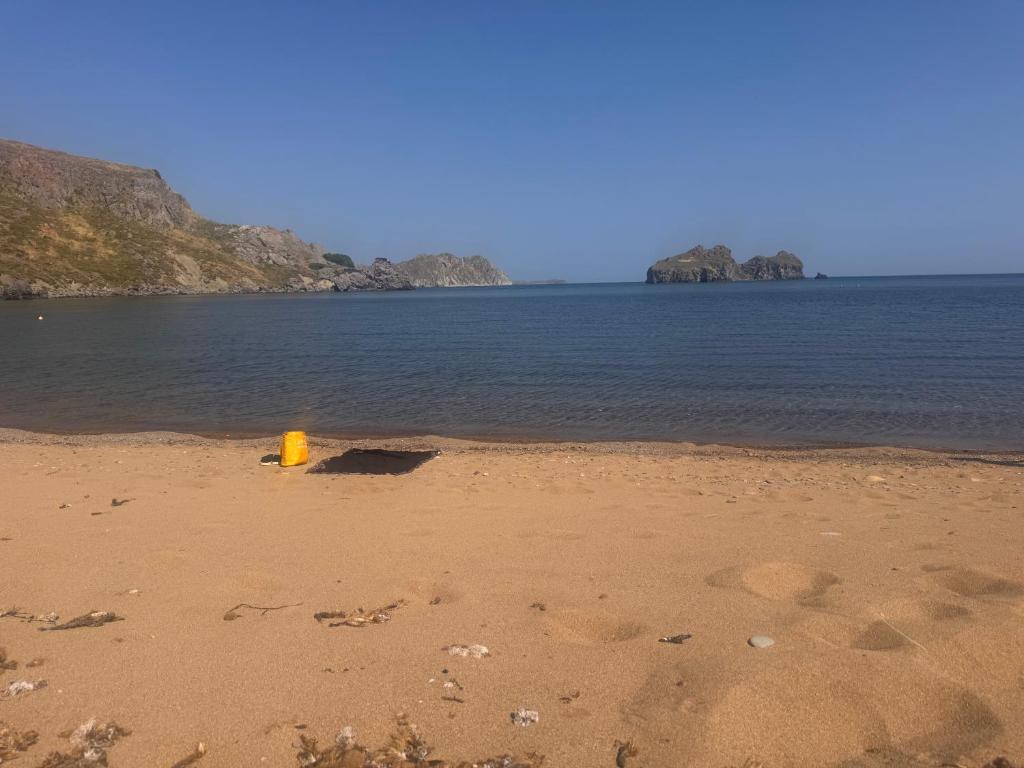 een gele brandkraan in het zand op een strand bij Elia Limnos in Plati