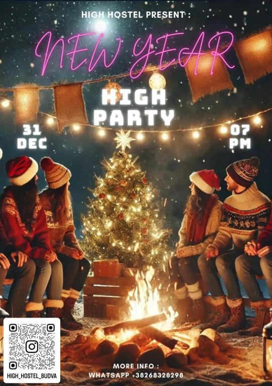 布德瓦High Hostel的一群人坐在火炉旁的圣诞传单