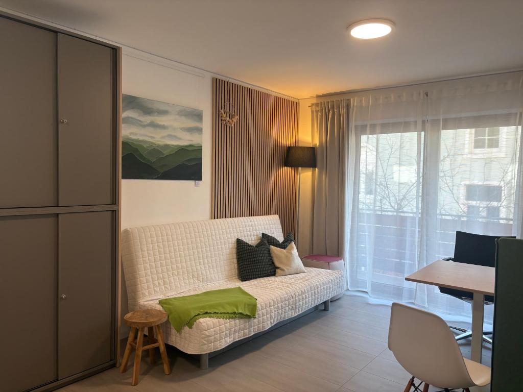 un soggiorno con un divano e un tavolo di Raum 7 a Bad Schwalbach