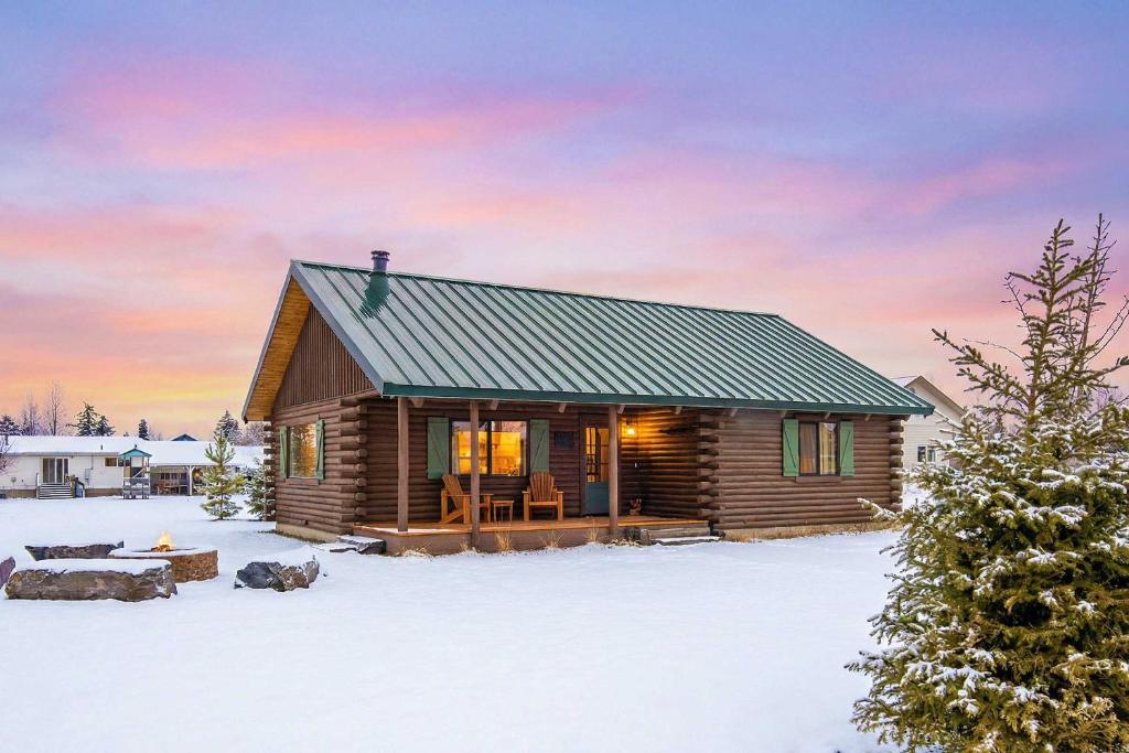 Upscale Designer Log Cabin Cozy Hot Tub Firepit v zimě