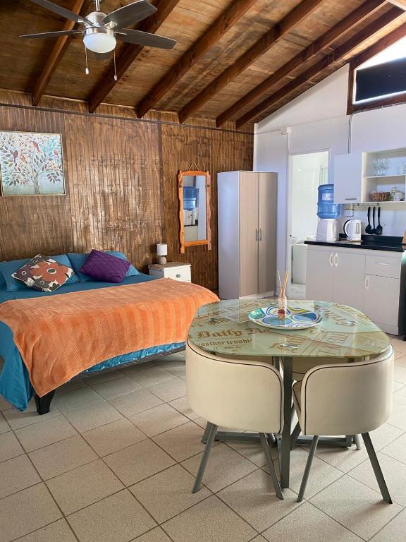 a bedroom with a bed and a table with chairs at Loft Tongoy 2 Interior sin vista al mar in Tongoy