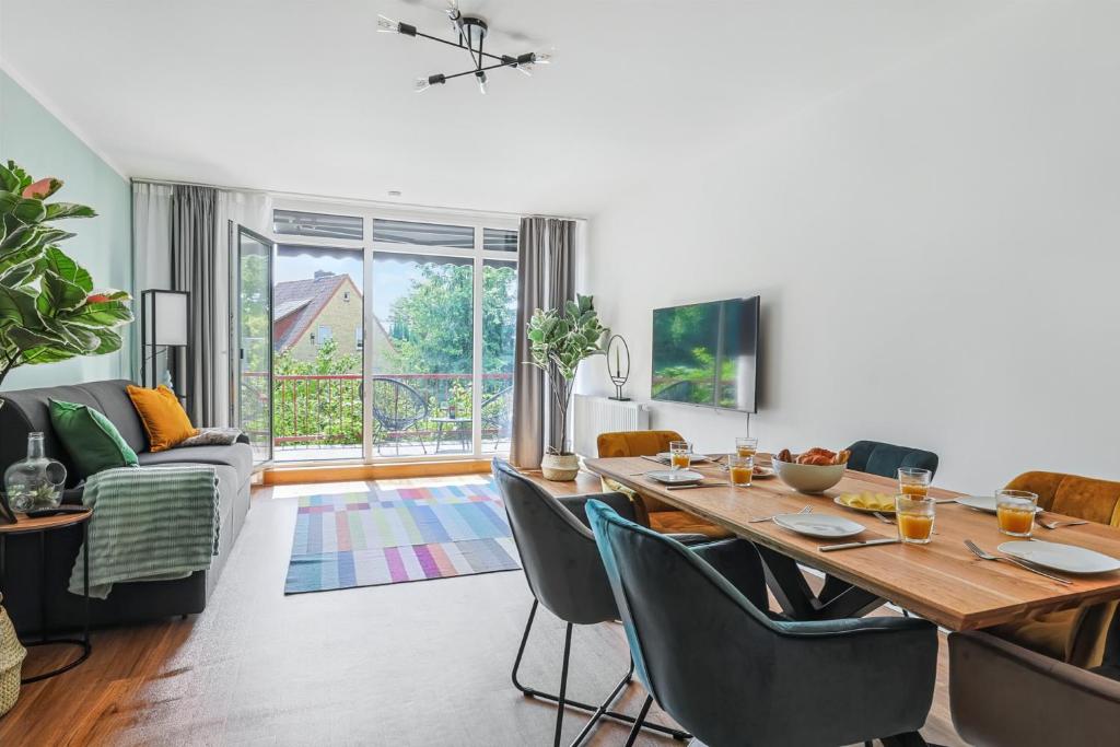 ein Wohnzimmer mit einem Holztisch und Stühlen in der Unterkunft ARCHIPEL-Nahe Hamburg-Terasse-Neu in Geesthacht